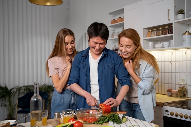 写真 料理をしながら一緒に楽しんでいる友達