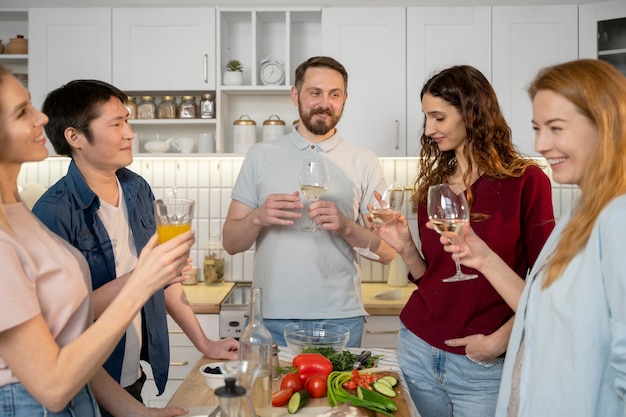 Foto amici che si divertono insieme mentre cucinano