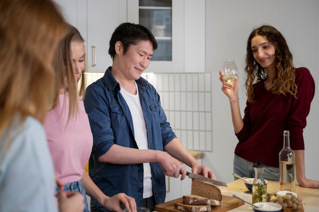 Photo friends having fun together while cooking