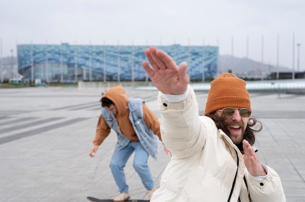 Foto amici che si divertono insieme