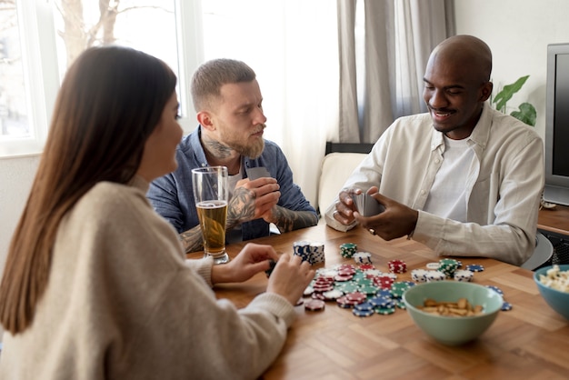 Foto amici che si divertono giocando a poker