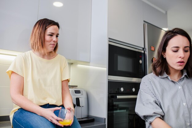 Foto amici che hanno conversazioni generali in cucina a casa