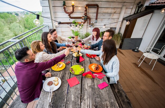 Amici a pranzo a casa