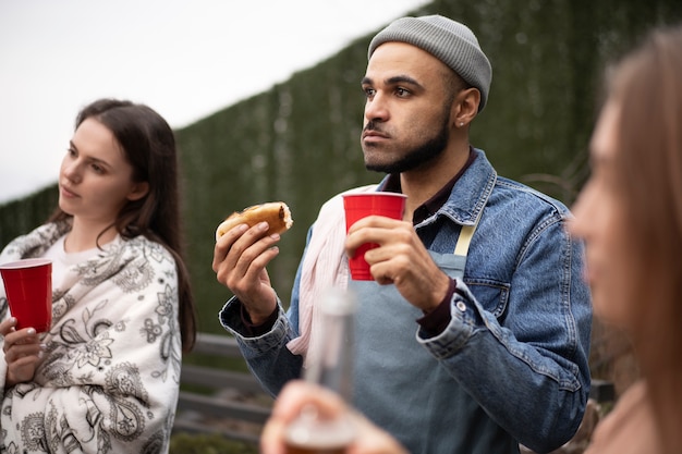 Photo friends having a nice barbeque together