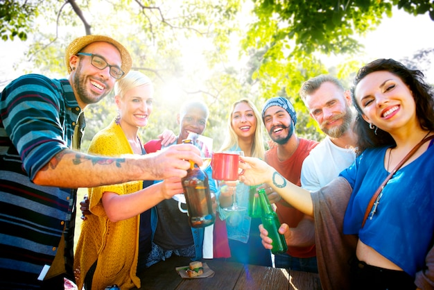 Amici che hanno una festa d'estate