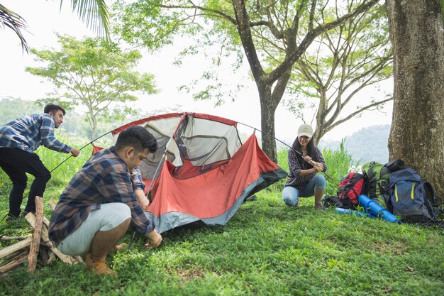 Друзья туристы настраивают палатку