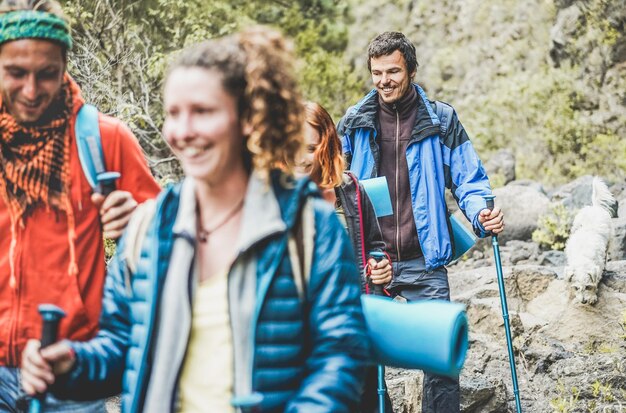 Foto amici in escursione in montagna