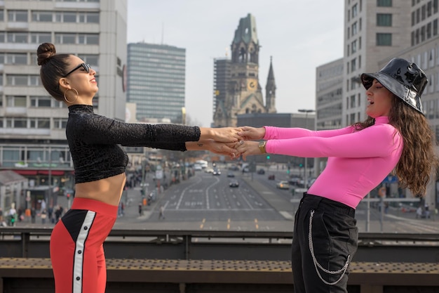 Photo friends holding hands in city