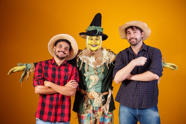 Foto amici in costume di giugno