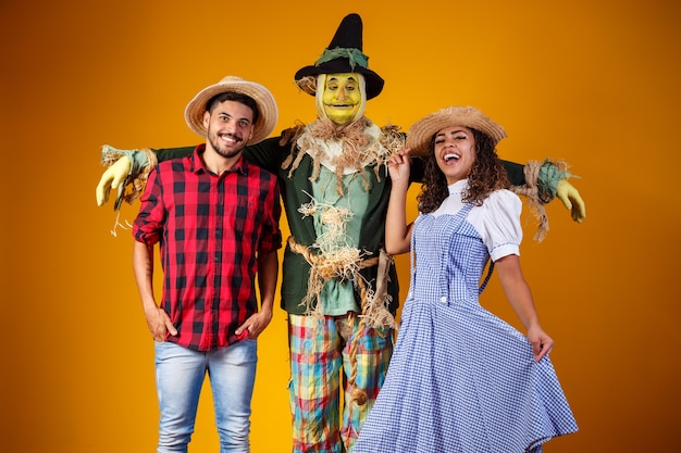 Foto amici in costume di giugno