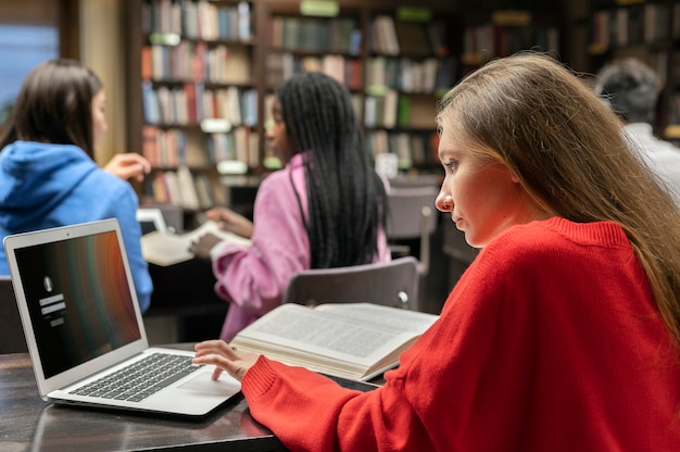 Photo friends learning in a study group