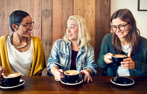 Foto amici che incontrano il concetto della caffetteria di felicità