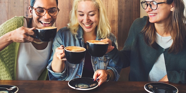 Foto amici che incontrano il concetto della caffetteria di felicità