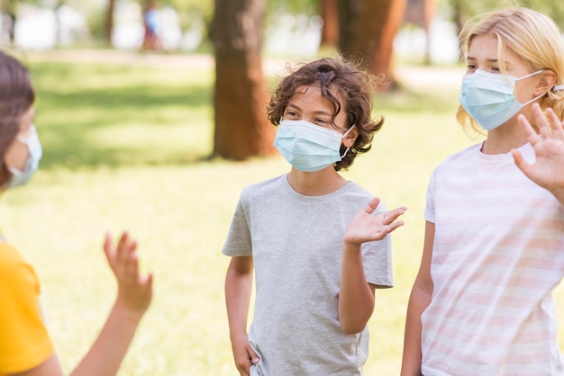 Photo friends outdoor wearing mask