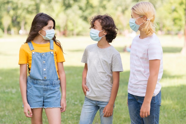 Foto amici all'aperto con maschera