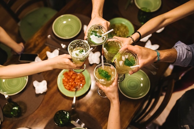 Foto gli amici fanno festa a casa