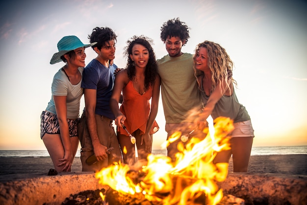 Amici in festa sulla spiaggia