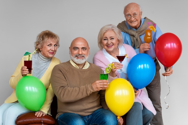 Foto amici che festeggiano insieme vista frontale