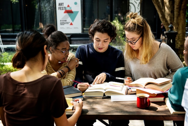 La diversità del lavoro di squadra del gruppo della gente degli amici