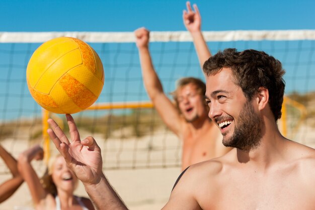 Amici a giocare a beach volley