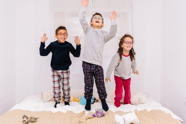 Foto amici che giocano a letto a casa