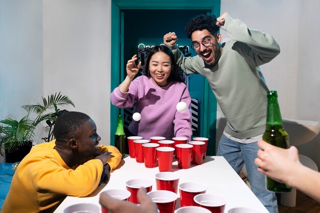 Amici che giocano a beer pong