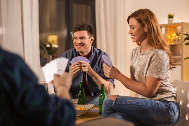 写真 友達が家でカードをかけてビールを飲んでる