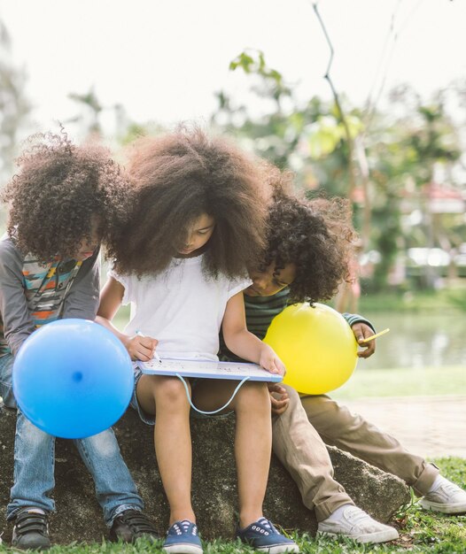 Photo friends playing at park