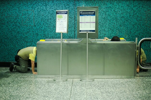 Photo friends playing at railroad station platform