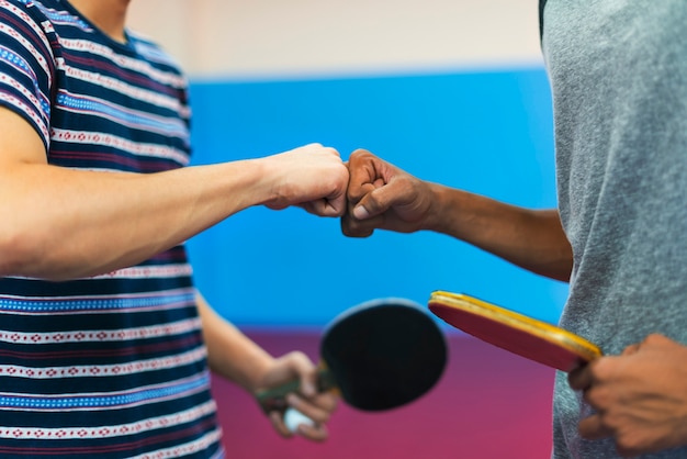 Photo friends playing table tennis