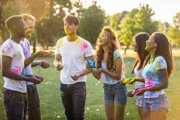 Amici che giocano con la polvere di holi