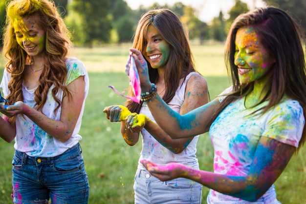 Photo friends playing with holi powder