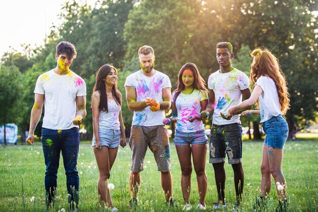 Amici che giocano con la polvere di holi