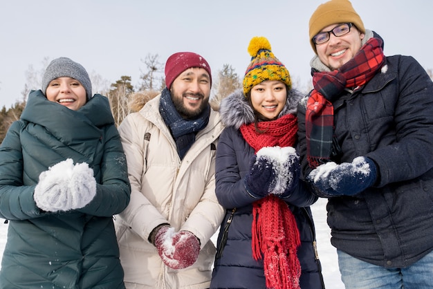 雪で遊ぶ友達