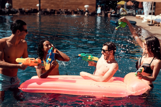 Amici alla festa in piscina. concetto di vacanze estive