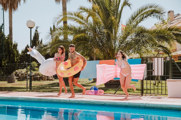 Foto amici accanto alla piscina