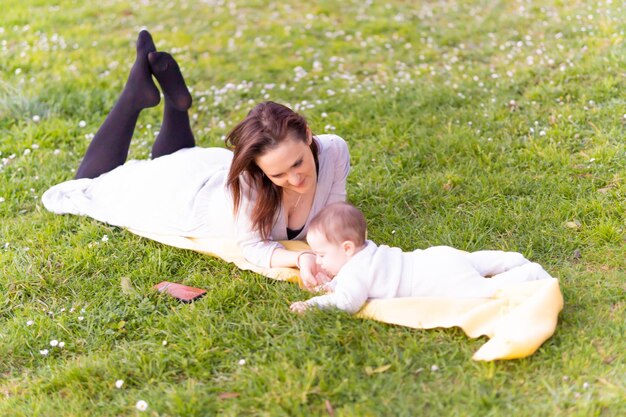 Photo friends relaxing on field