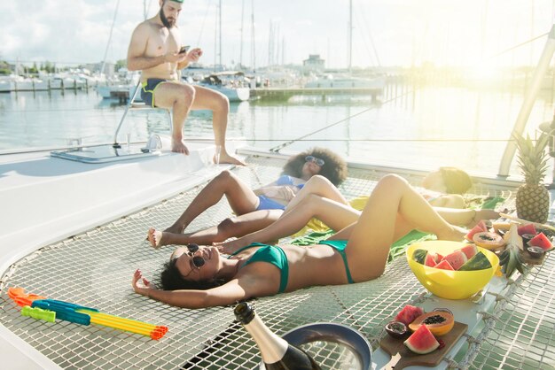 写真 海のヨットでリラックスする友達