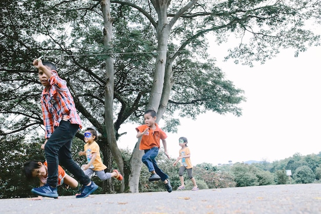 Photo friends running on road