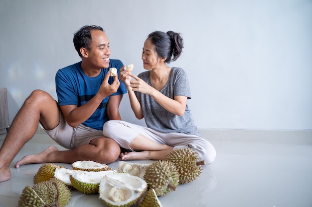 ドリアンの果物を共有して食べる友人