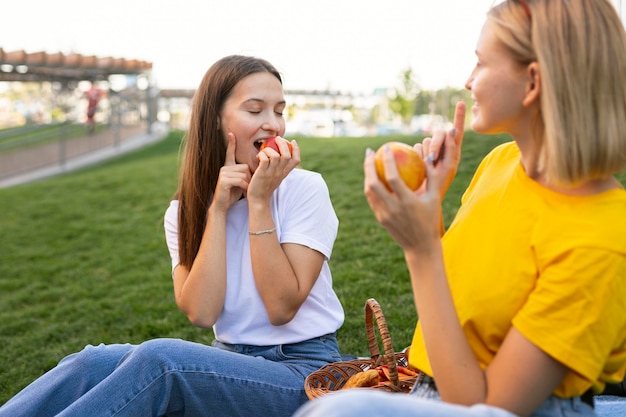 Foto gli amici usano il linguaggio dei segni all'esterno per comunicare