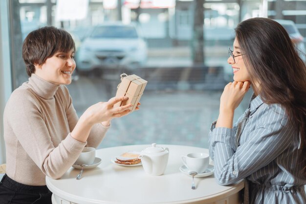 写真 カフェに座っている友達