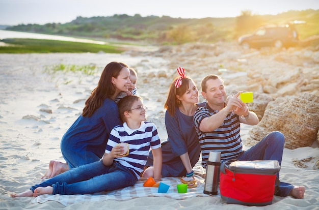 Photo friends sitting on a land