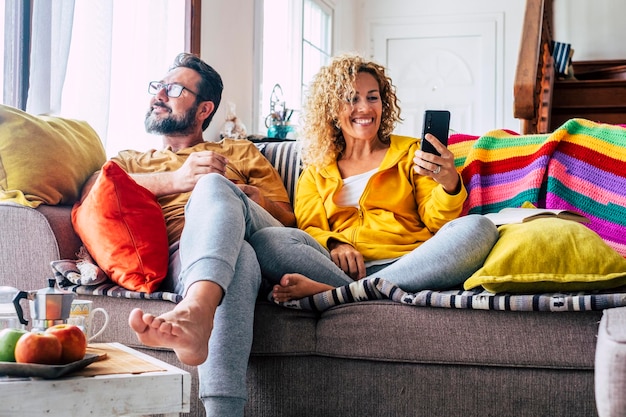 Photo friends sitting on sofa at home