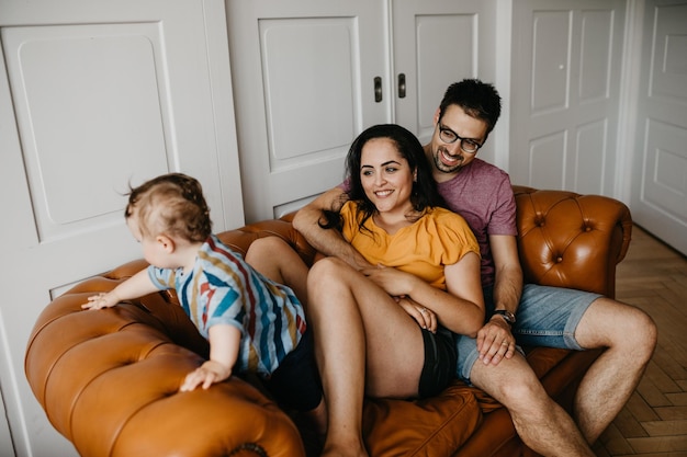 Photo friends sitting on sofa at home