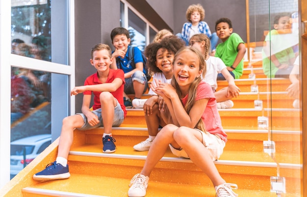 Photo friends sitting on staircase