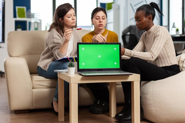 Photo friends sitting on table at home