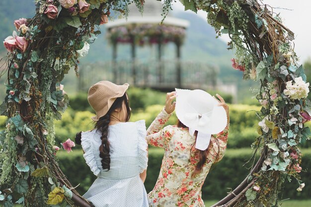 写真 公園のスイングで一緒に座っている友達