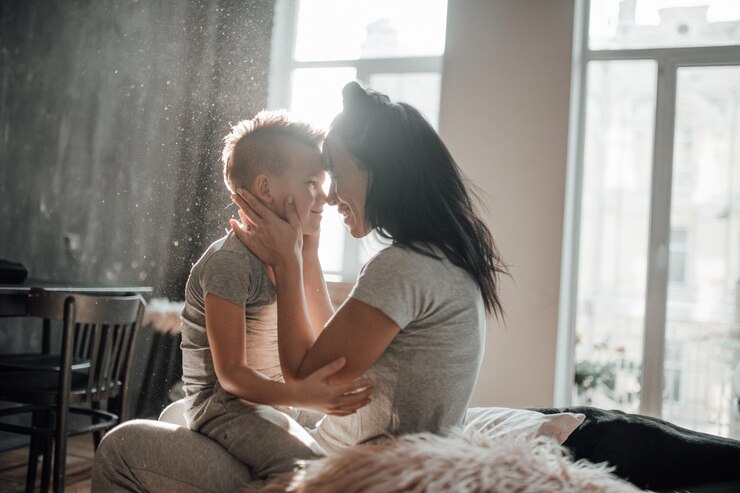 Photo friends sitting on window