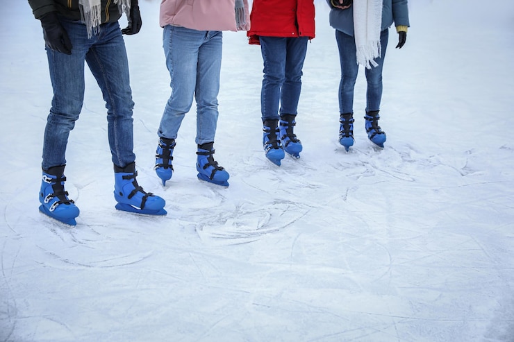 Photo friends skating along ice rink outdoors closeup space for text